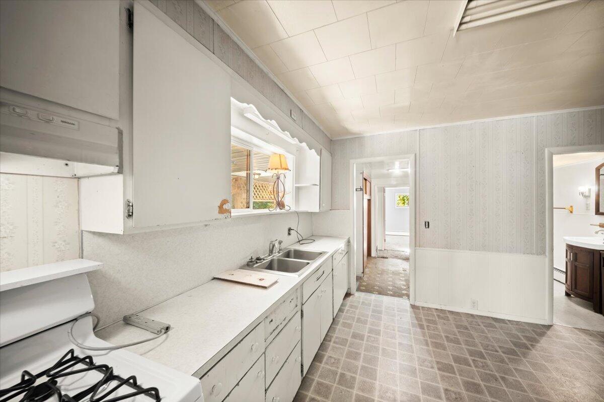 409 Scott Street Scottville, MI 49454 - Photo 7 of 26 07-DSC_6079