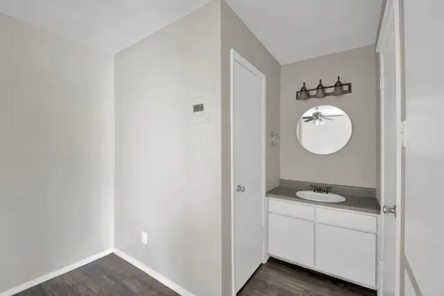 $995 | 4406 Avenue C, Unit 205, Austin, TX 78751