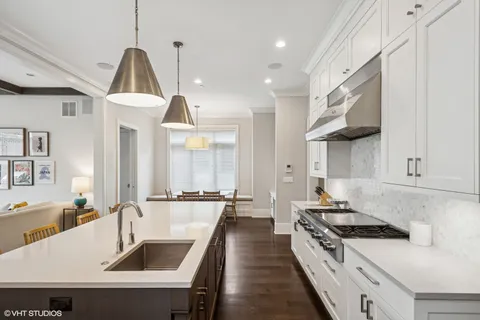 a large kitchen with kitchen island a large island in it