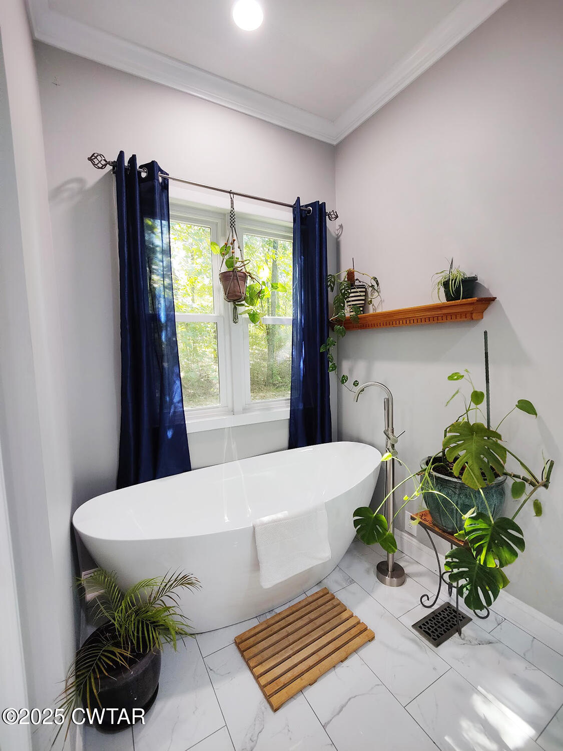 1620 Brooks Road Atwood, TN 38220 - Photo 19 of 33 a bathroom with a bathtub and a window