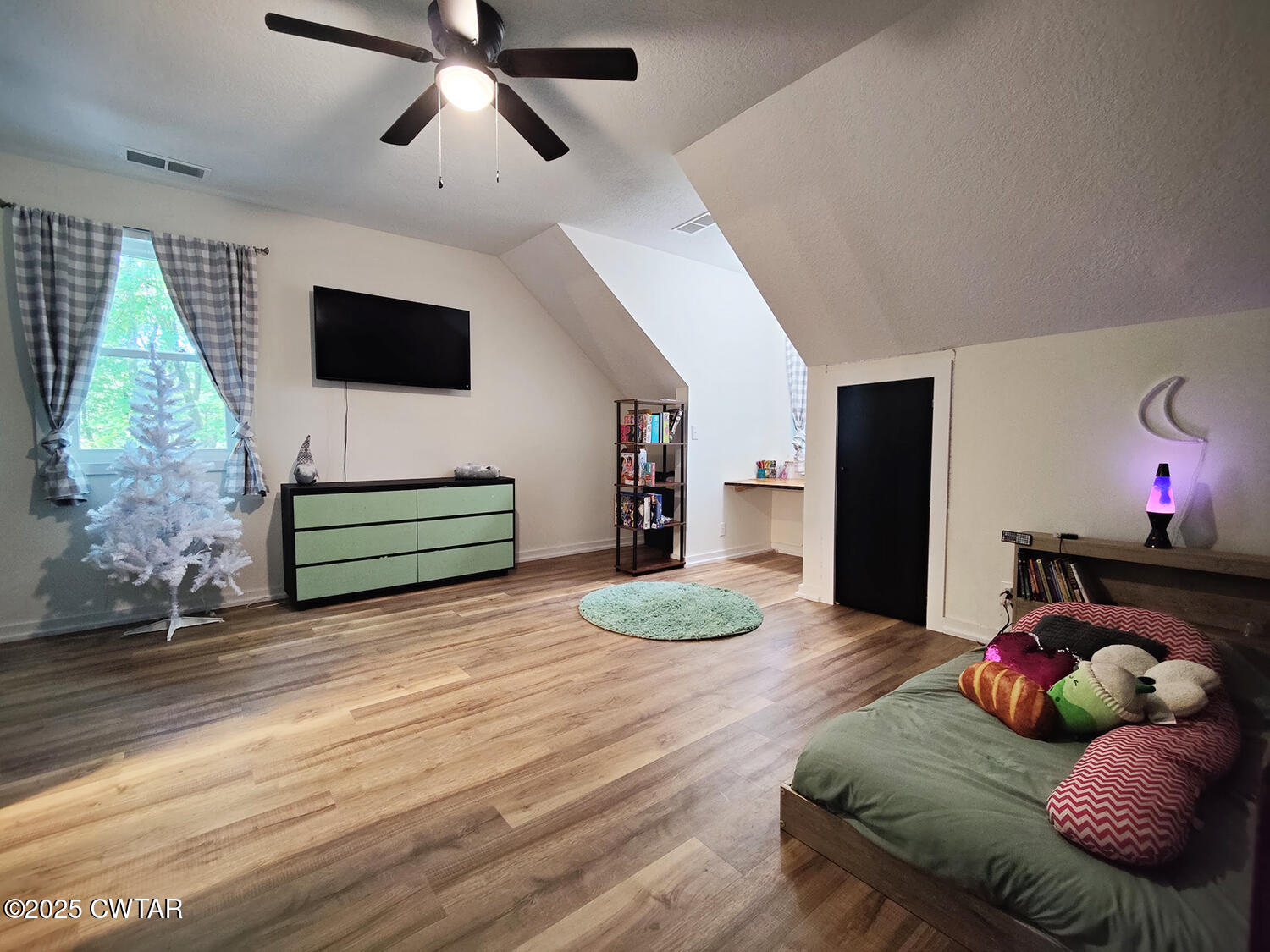 1620 Brooks Road Atwood, TN 38220 - Photo 25 of 33 a living room with furniture and a flat screen tv