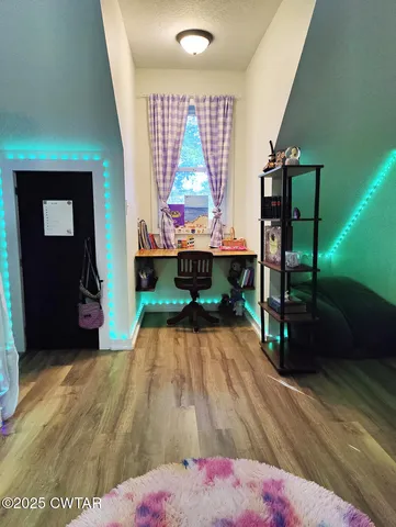 a view of entryway with a garden