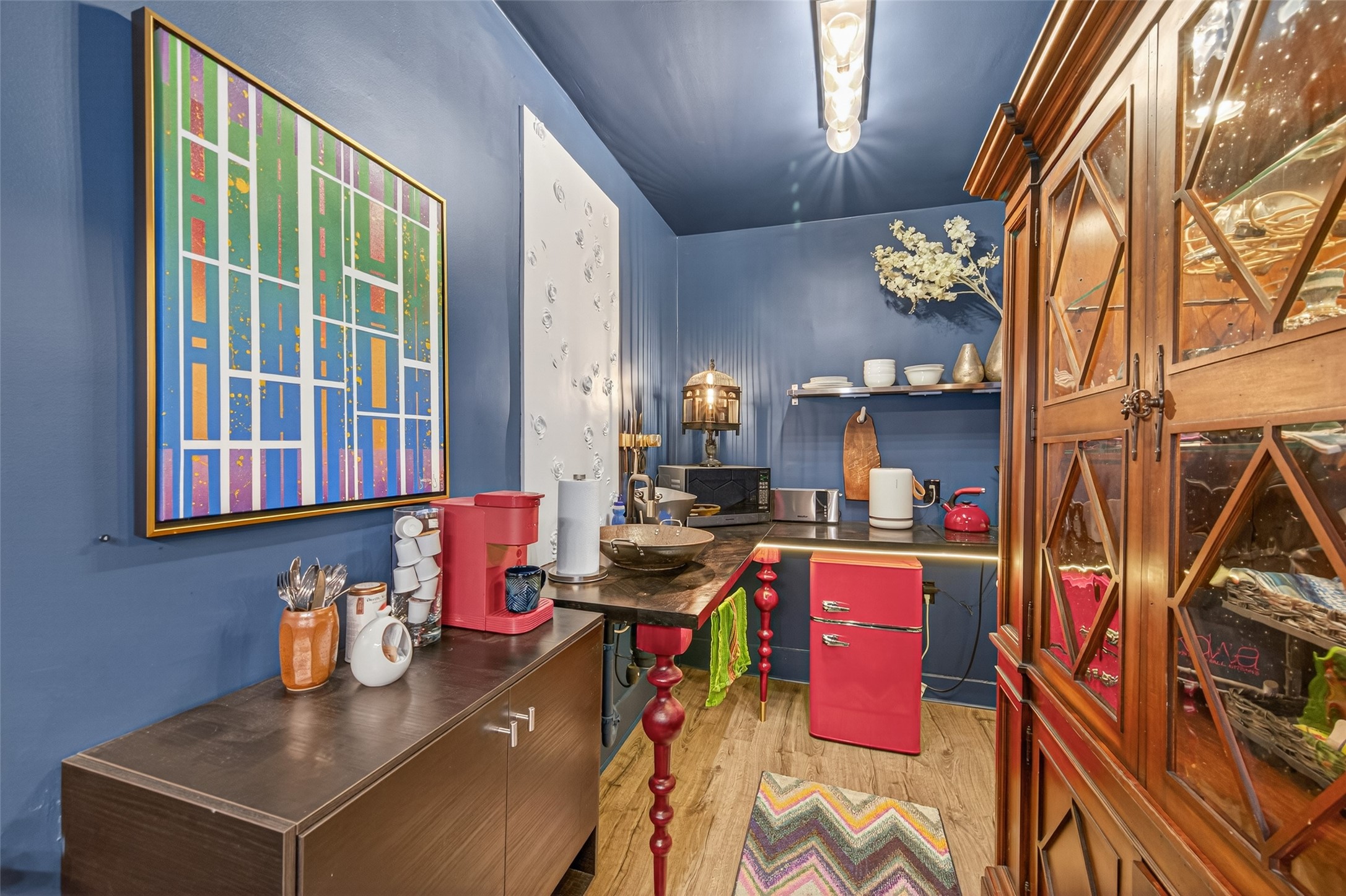 301 West Clay Street Houston, TX 77019 - Photo 15 of 24 The mother-in-law suite features its own ktichenette with cutom counters and 2-burner stove. Great independence for your guest or family member!