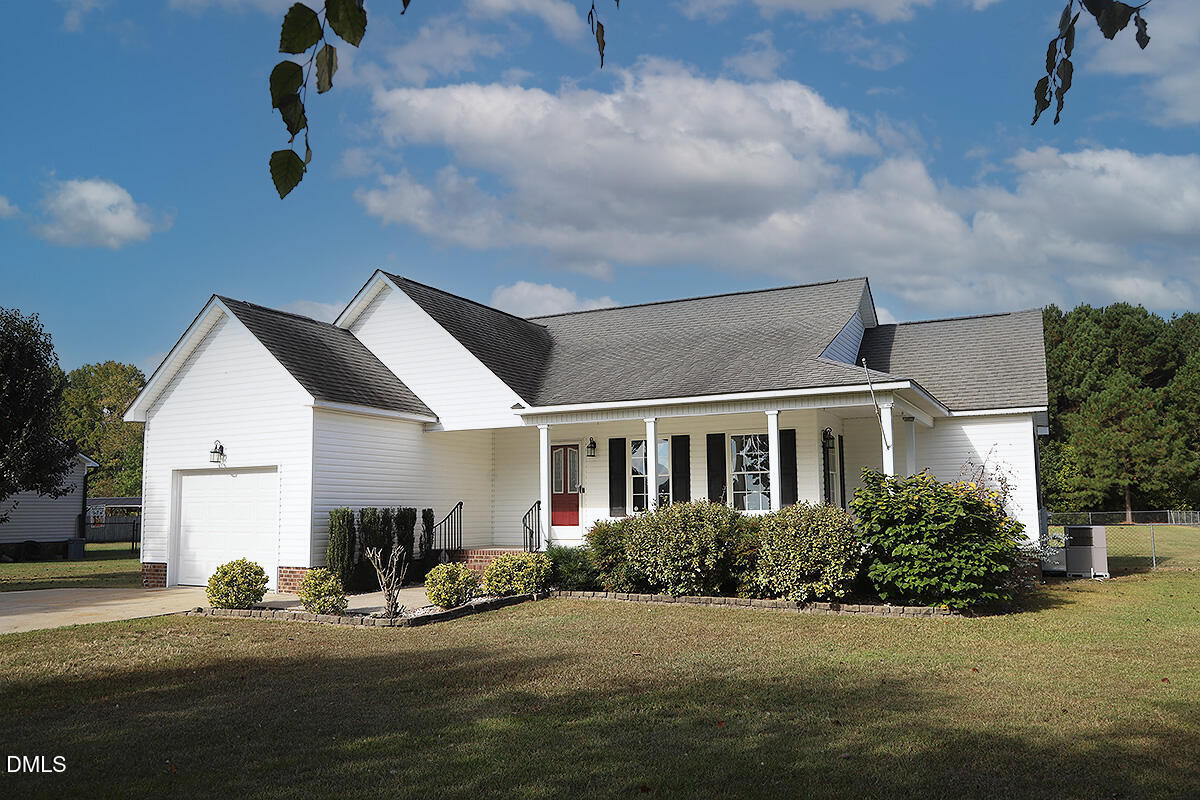 a view of a house with backyard and garden