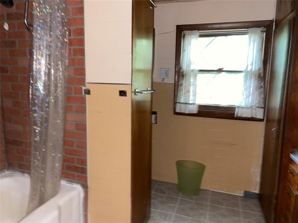 811 West 12th Street, Unit 815 Bonham, TX 75418 - Photo 16 of 23 a bathroom with a toilet and a shower