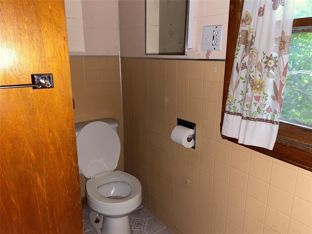811 West 12th Street, Unit 815 Bonham, TX 75418 - Photo 17 of 23 a bathroom with a toilet and a sink