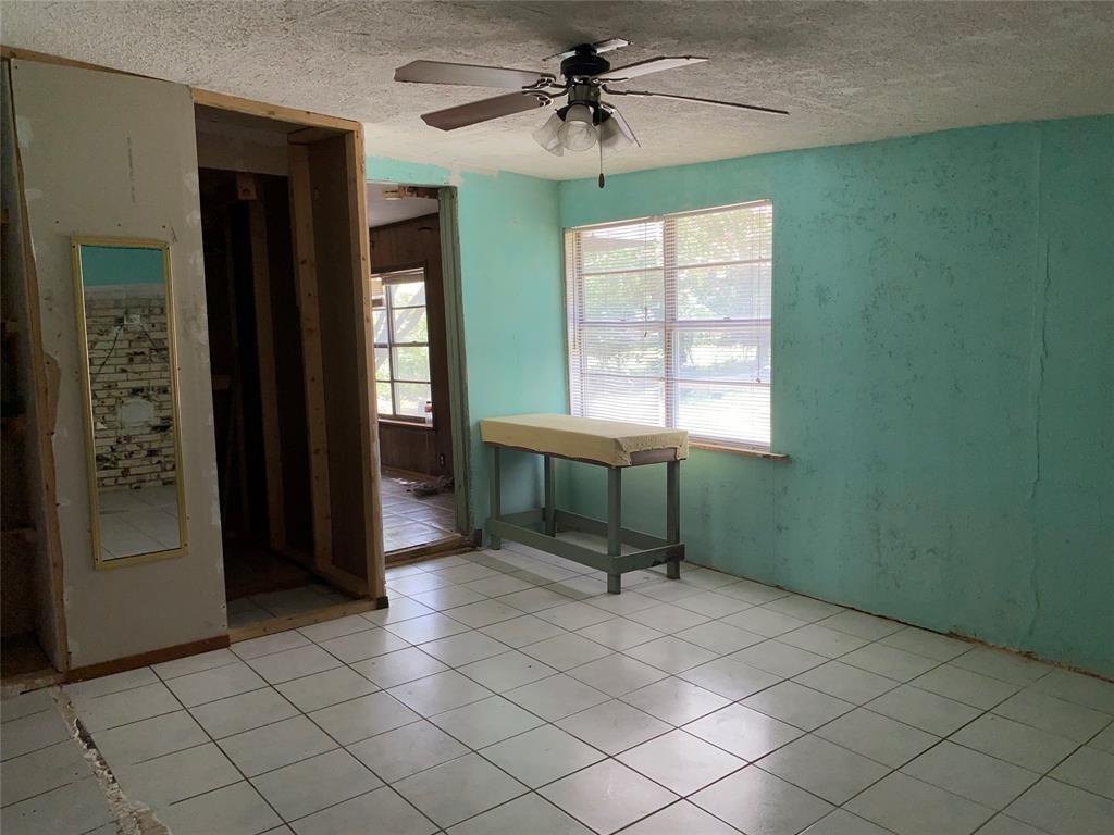 811 West 12th Street, Unit 815 Bonham, TX 75418 - Photo 21 of 23 an empty room with windows and closet