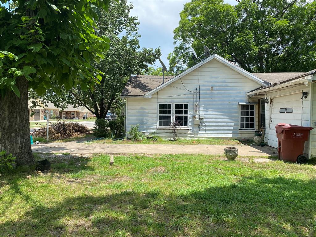 811 West 12th Street, Unit 815 Bonham, TX 75418 - Photo 4 of 23 a backyard of a house with table and chairs