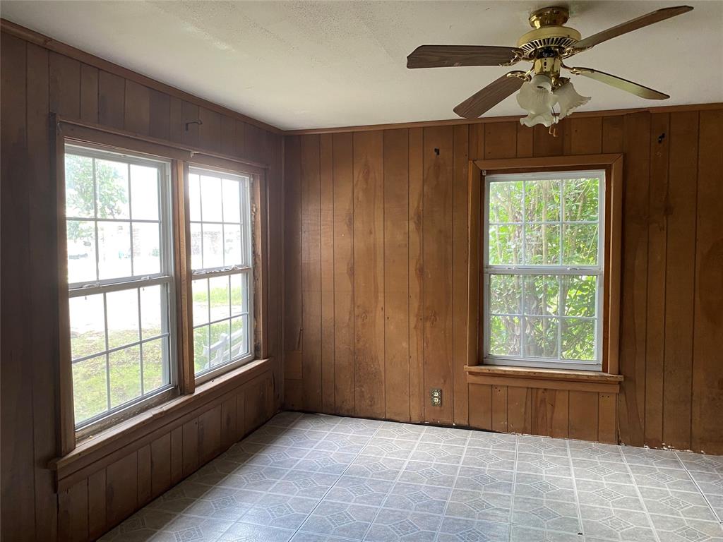 811 West 12th Street, Unit 815 Bonham, TX 75418 - Photo 5 of 23 a view of an empty room with a window