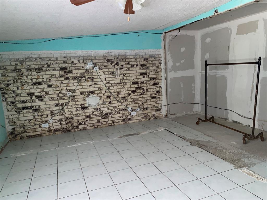 811 West 12th Street, Unit 815 Bonham, TX 75418 - Photo 10 of 23 a bathroom with a shower