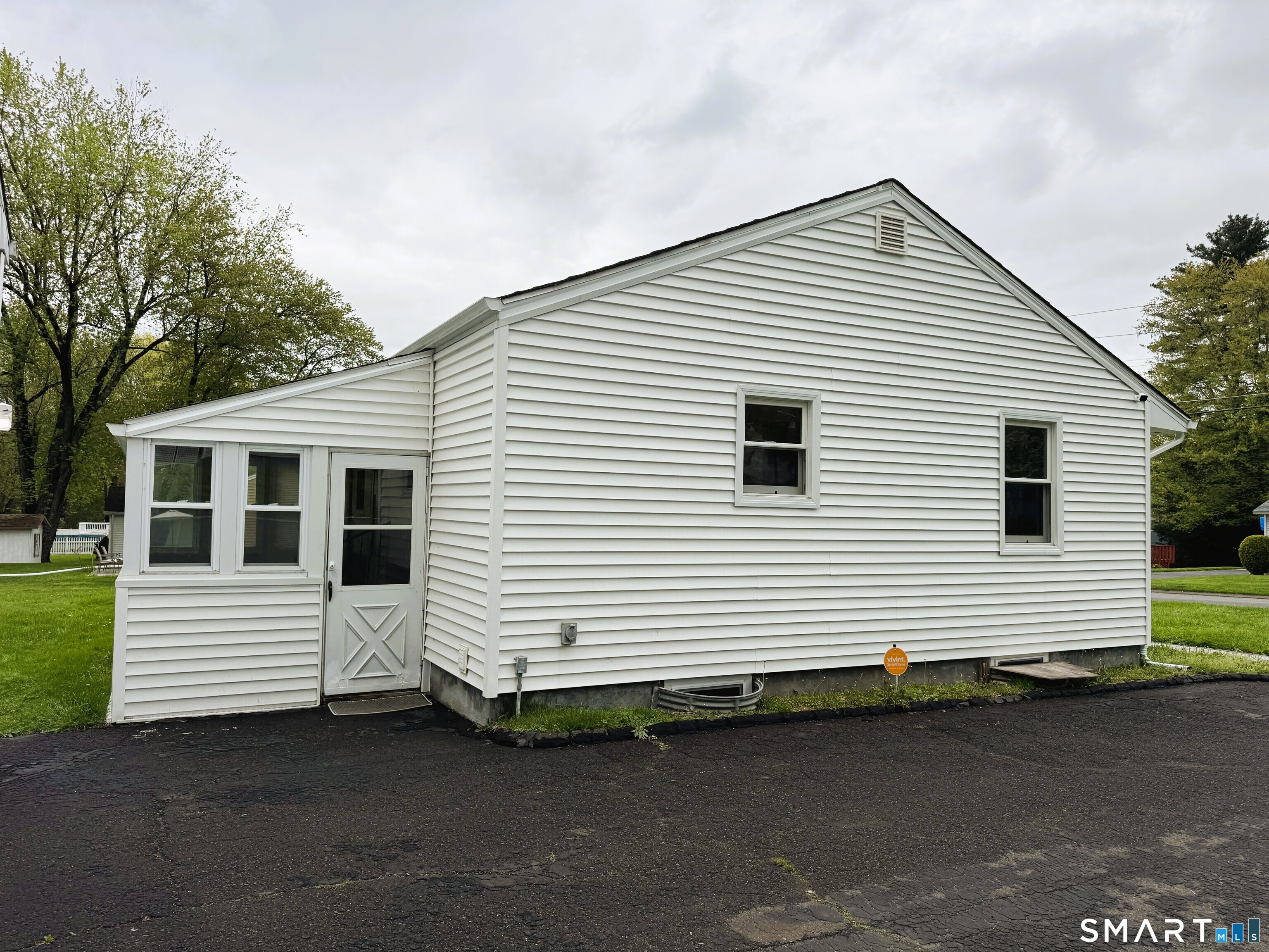 17 Cricket Road East Windsor, CT 06088 - Photo 12 of 40 Side of home next to garage