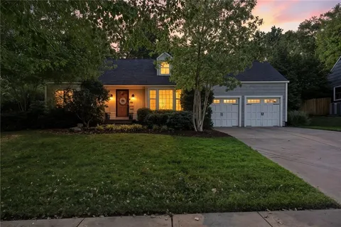 $665,000 | 2801 West 71st Street, Prairie Village, KS 66208