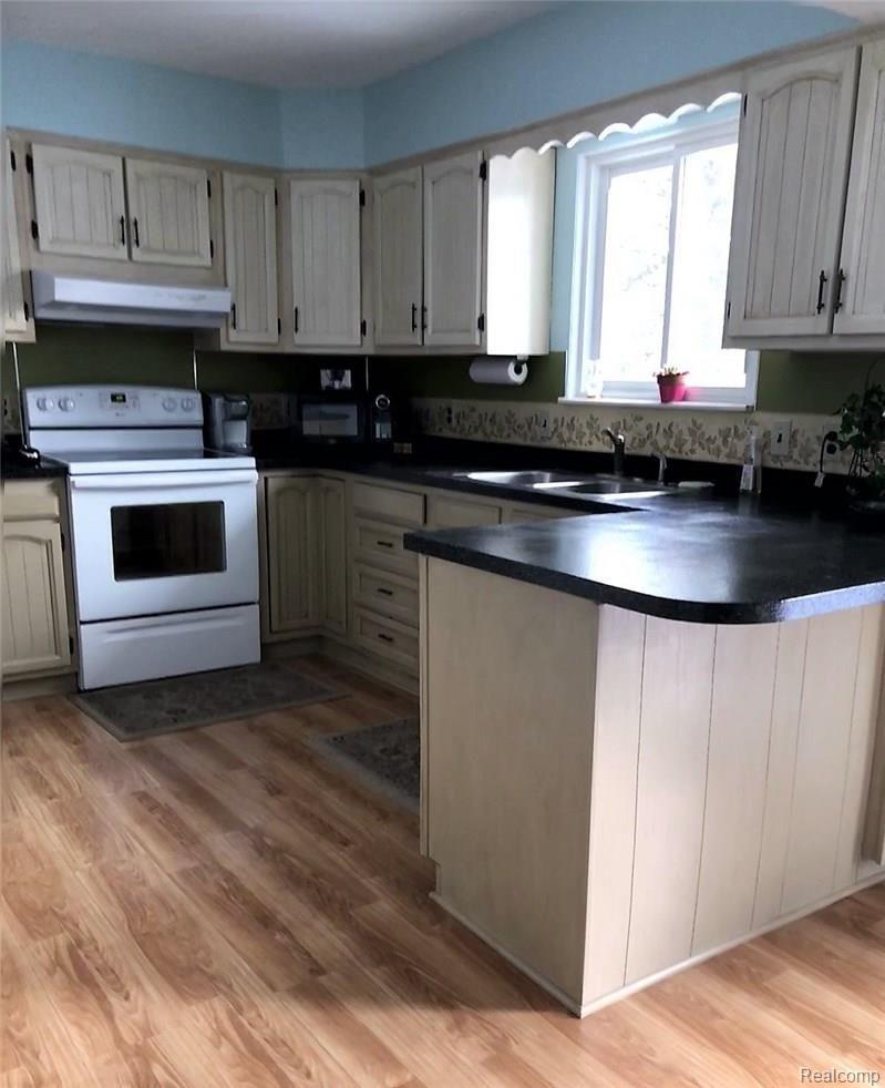12271 Coldwater Road Flushing, MI 48433 - Photo 10 of 18 IMG_4943_Moment (2).jpg