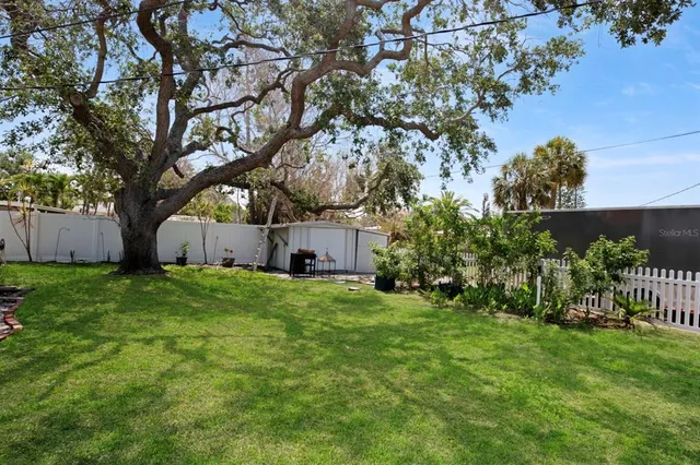 a view of a house with backyard and garden