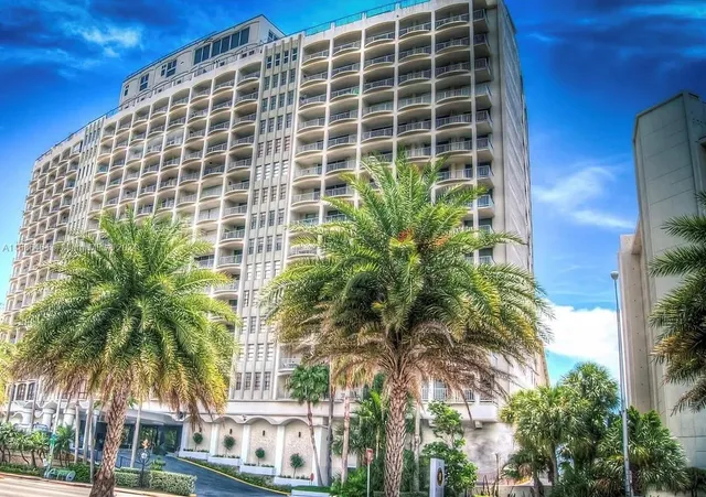 $4,199 | 5401 Collins Avenue, Unit 412, Miami Beach, FL 33140