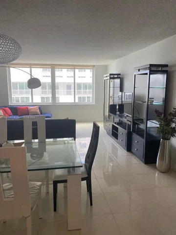 $4,199 | 5401 Collins Avenue, Unit 412, Miami Beach, FL 33140