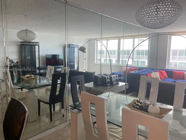 $4,199 | 5401 Collins Avenue, Unit 412, Miami Beach, FL 33140