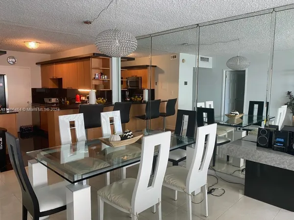 $4,199 | 5401 Collins Avenue, Unit 412, Miami Beach, FL 33140