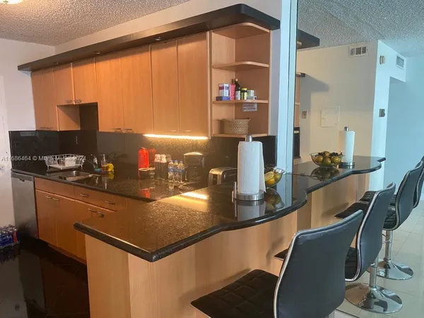 $4,199 | 5401 Collins Avenue, Unit 412, Miami Beach, FL 33140