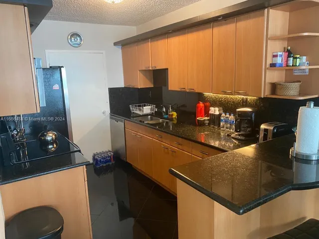 $4,199 | 5401 Collins Avenue, Unit 412, Miami Beach, FL 33140