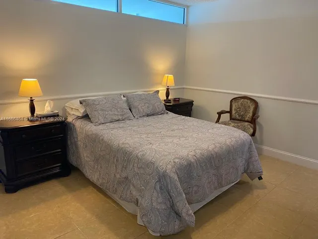 $4,199 | 5401 Collins Avenue, Unit 412, Miami Beach, FL 33140