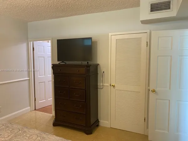 $4,199 | 5401 Collins Avenue, Unit 412, Miami Beach, FL 33140