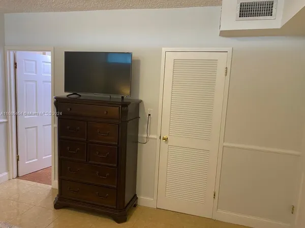 $4,199 | 5401 Collins Avenue, Unit 412, Miami Beach, FL 33140