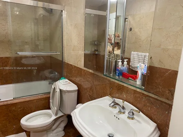 $4,199 | 5401 Collins Avenue, Unit 412, Miami Beach, FL 33140