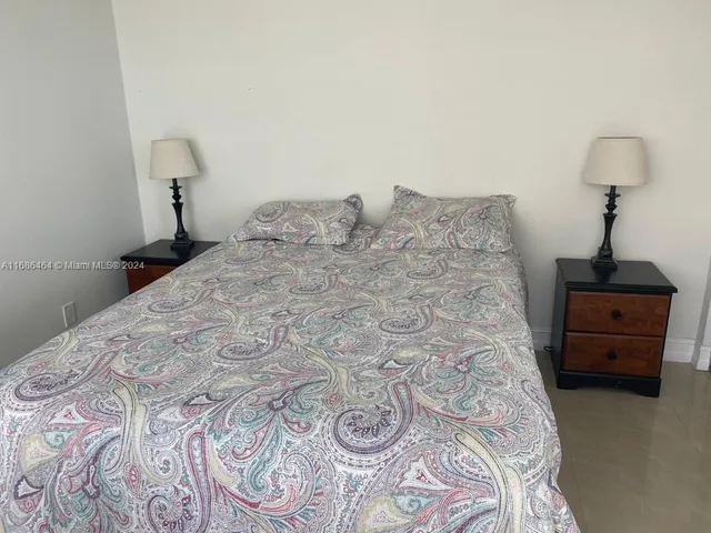 $4,199 | 5401 Collins Avenue, Unit 412, Miami Beach, FL 33140