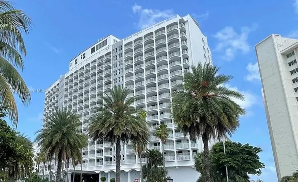 $4,199 | 5401 Collins Avenue, Unit 412, Miami Beach, FL 33140