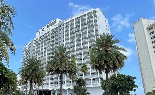 $4,199 | 5401 Collins Avenue, Unit 412, Miami Beach, FL 33140