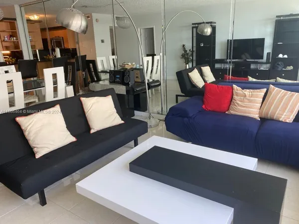 $4,199 | 5401 Collins Avenue, Unit 412, Miami Beach, FL 33140