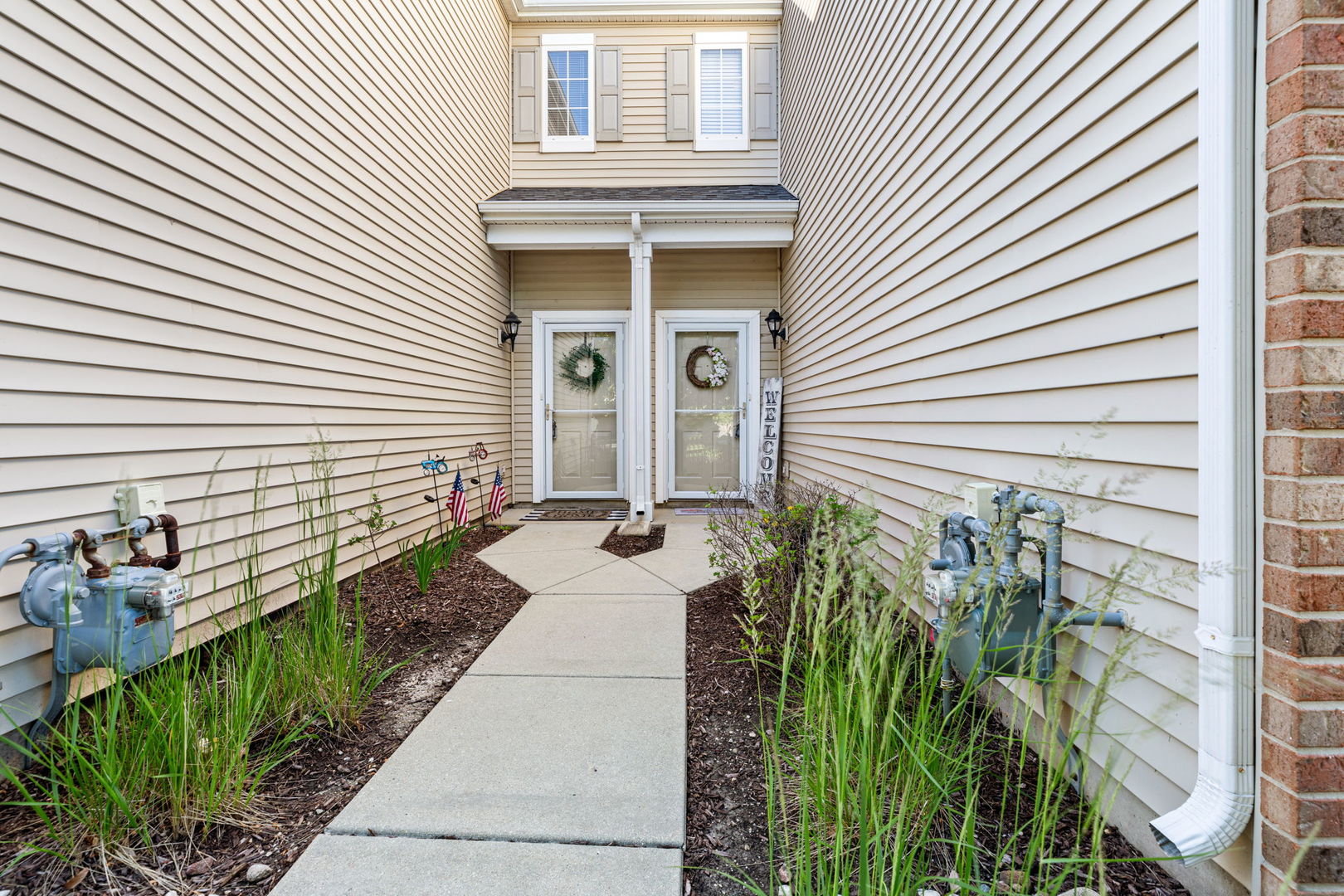 5003 Syracuse Court Plainfield, IL 60586 - Photo 3 of 18 a potted plant sitting in front of a house