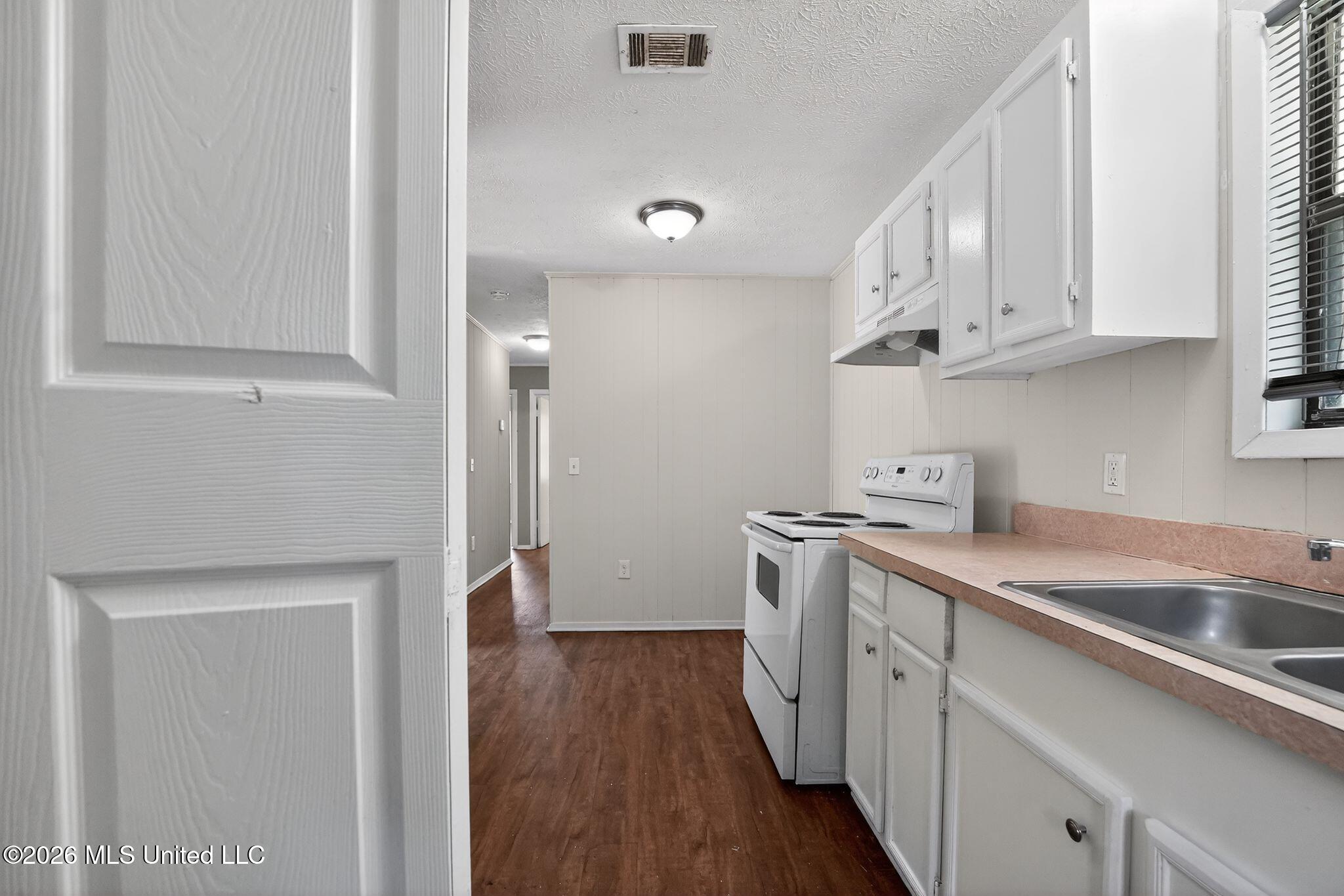 907 Tyler Street Pearl, MS 39208 - Photo 11 of 38 27_907_Tyler_St_Pearl_MS_39208-Kitchen-D