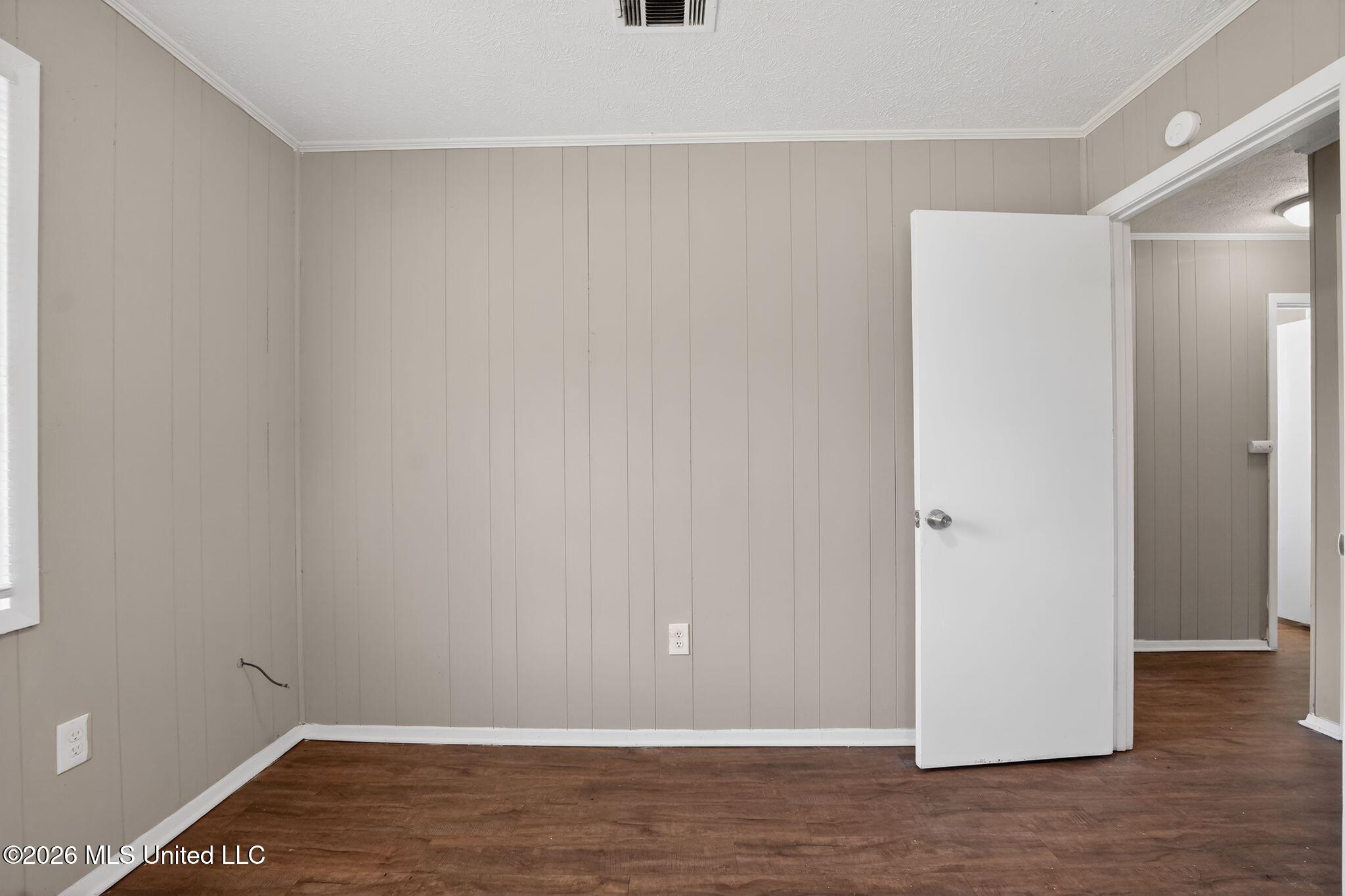 907 Tyler Street Pearl, MS 39208 - Photo 15 of 38 10_907_Tyler_St_Pearl_MS_39208-Living_ro