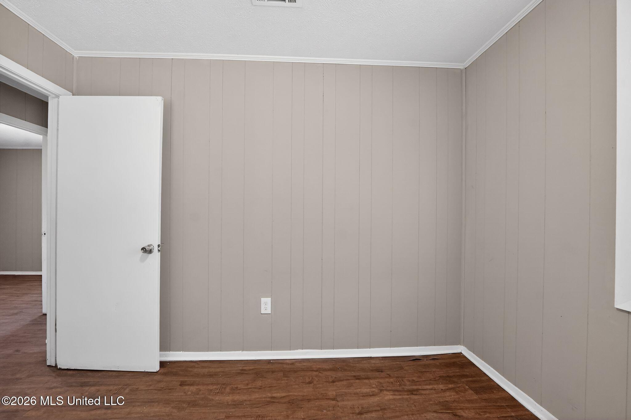 907 Tyler Street Pearl, MS 39208 - Photo 23 of 38 21_907_Tyler_St_Pearl_MS_39208-Living_ro