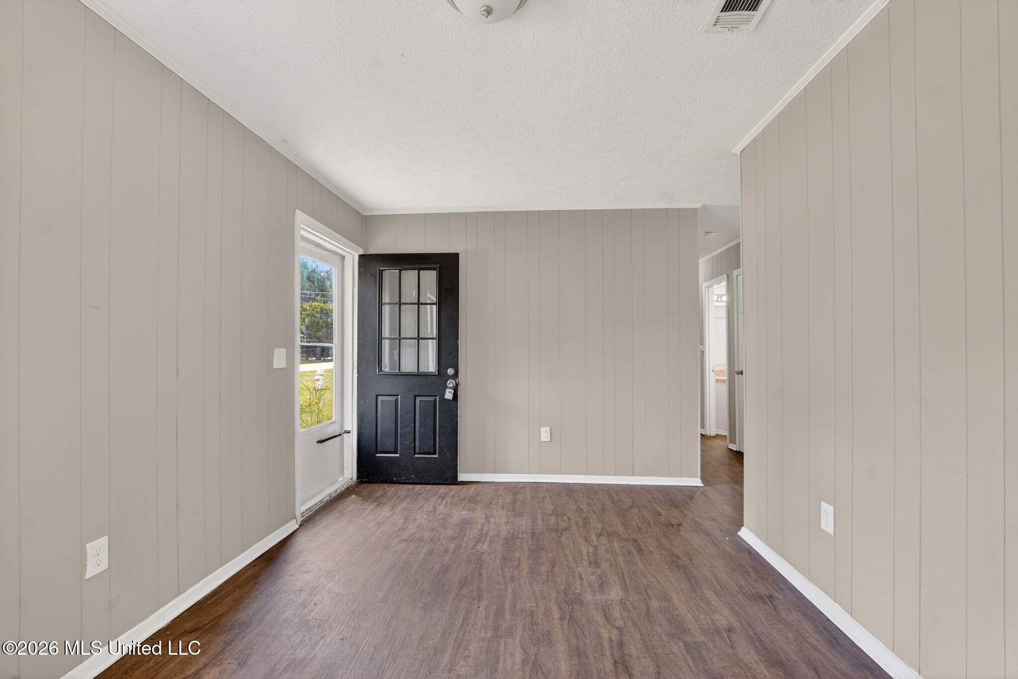 907 Tyler Street Pearl, MS 39208 - Photo 6 of 38 09_907_Tyler_St_Pearl_MS_39208-Foyer-DSC