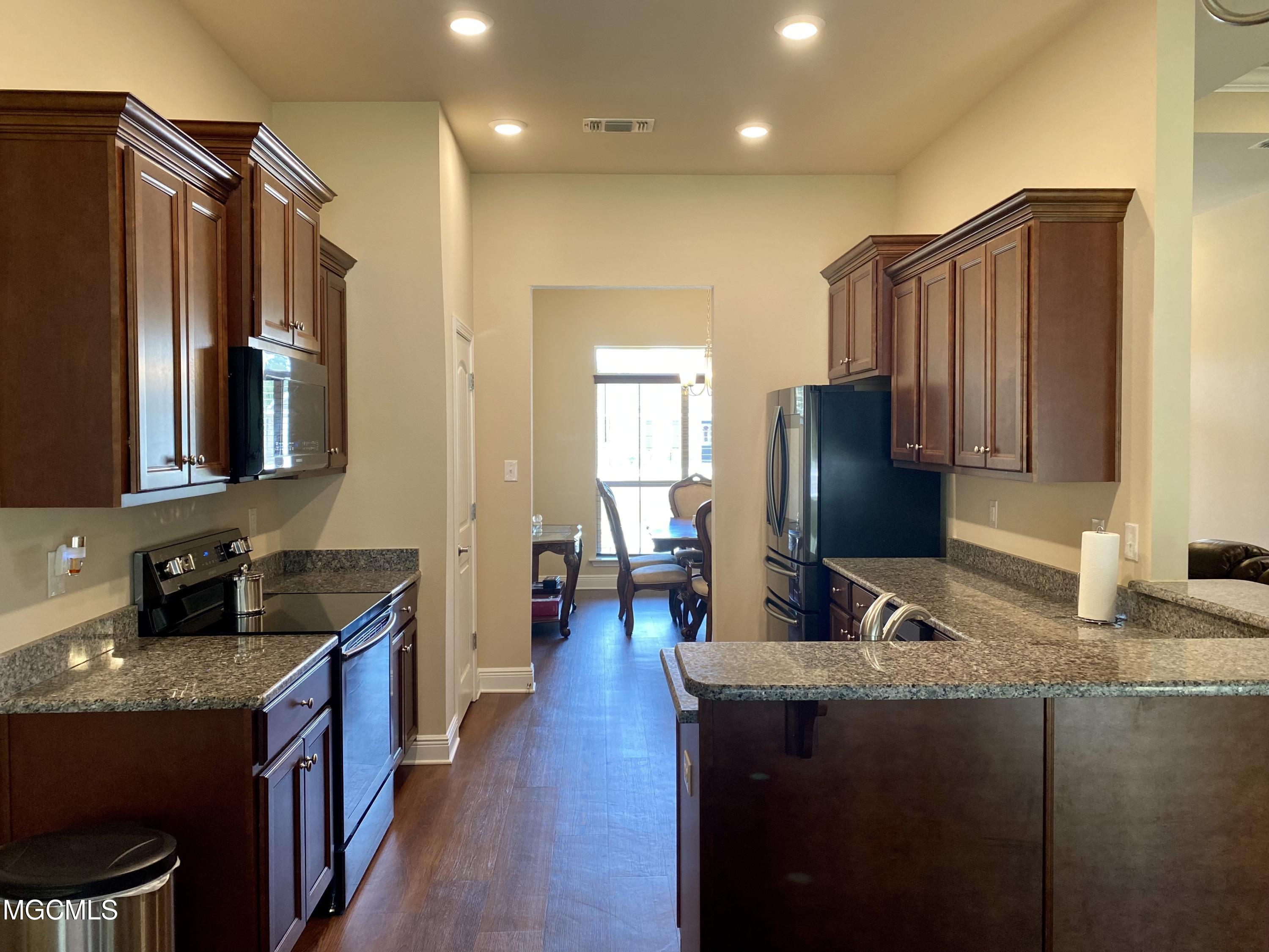 6892 Biddix Evans Road Ocean Springs, MS 39564 - Photo 3 of 24 kitchen