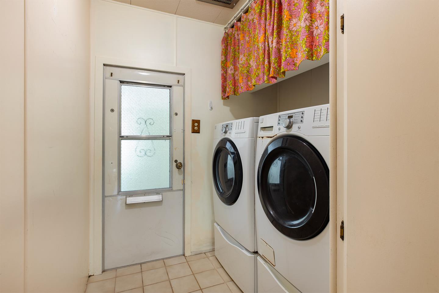 7 Oak Shadows Lane Aptos, CA 95003 - Photo 23 of 36 a utility room with dryer and washer