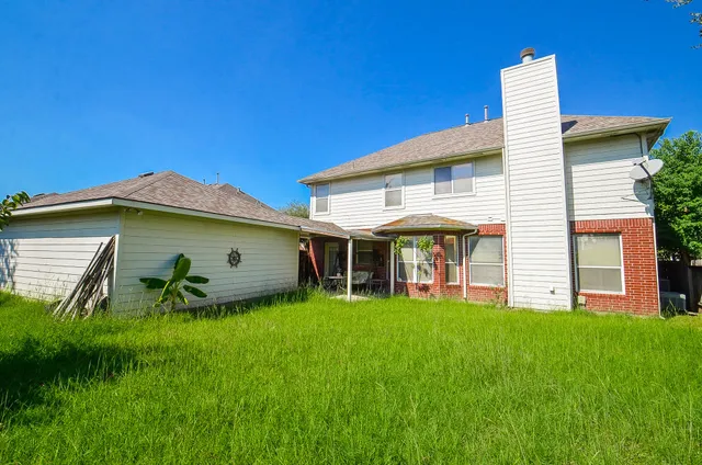 a view of a house with a yard