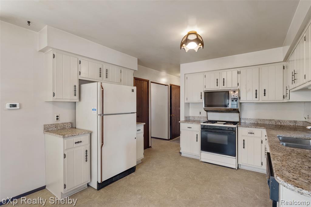 2849 Elmcrest Road Sterling Heights, MI 48310 - Photo 13 of 85