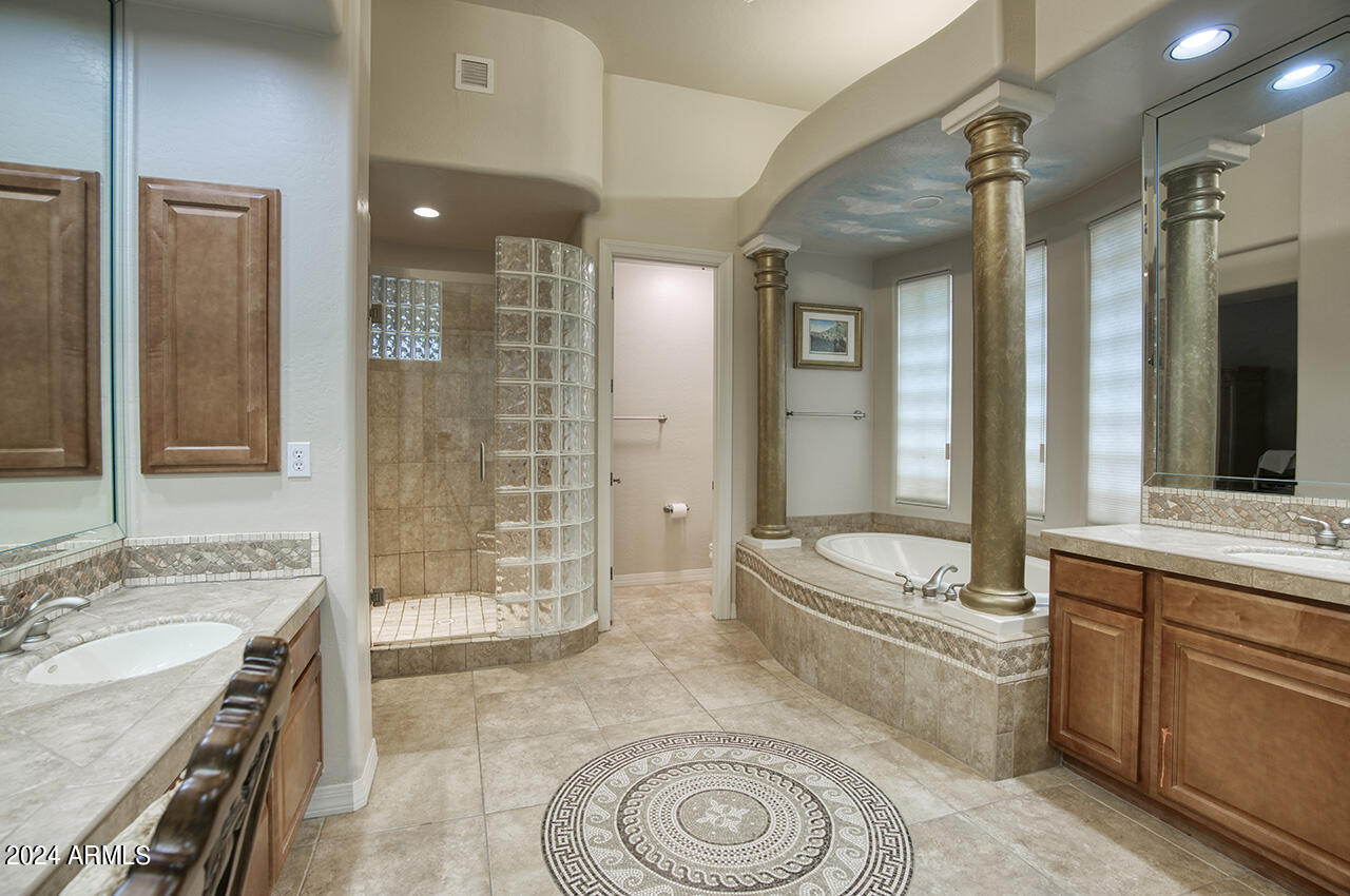 8927 East Wethersfield Road Scottsdale, AZ 85260 - Photo 12 of 28 Primary Batrhoom