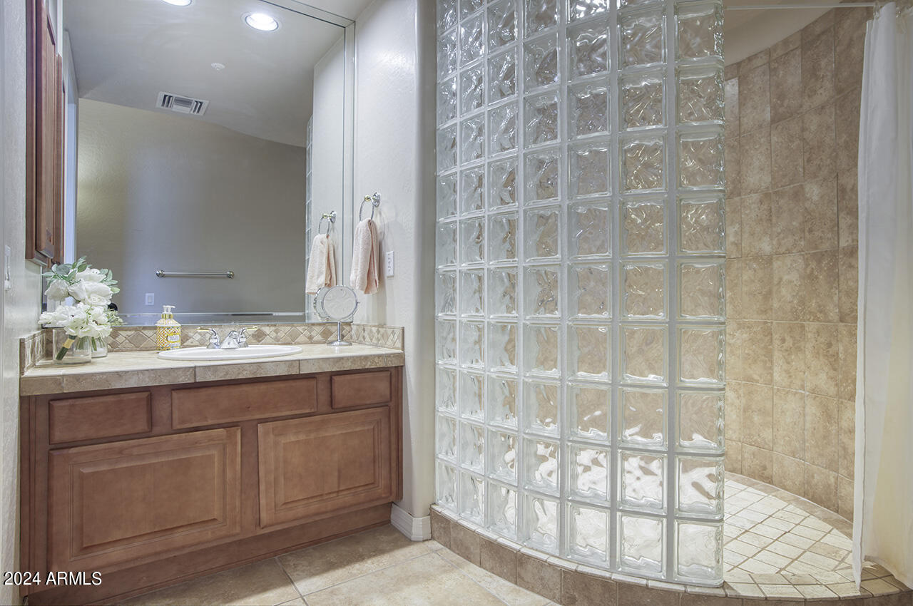 8927 East Wethersfield Road Scottsdale, AZ 85260 - Photo 15 of 28 Bathroom 2