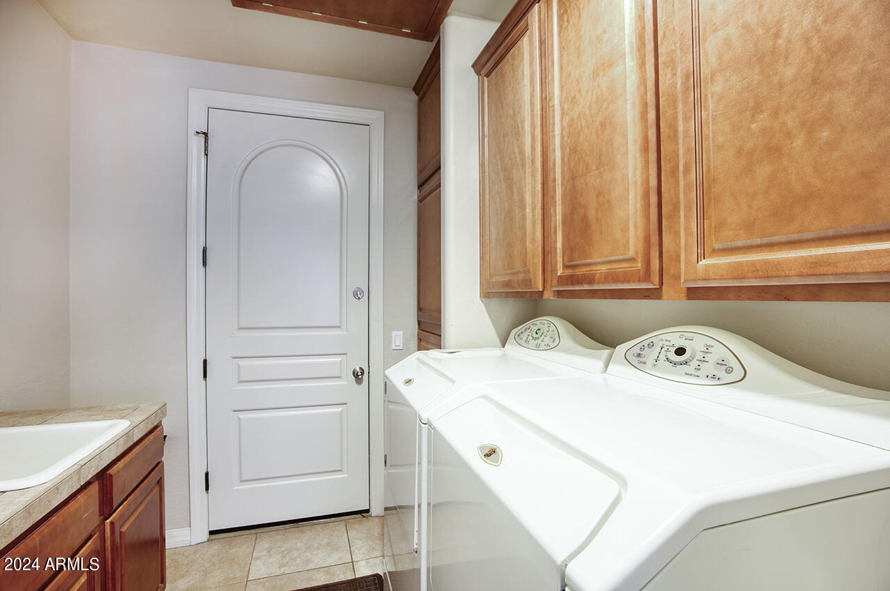 8927 East Wethersfield Road Scottsdale, AZ 85260 - Photo 19 of 28 Laundry