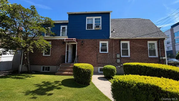 $3,500 | 284 Beach 19th Street, Unit 1 | Far Rockaway