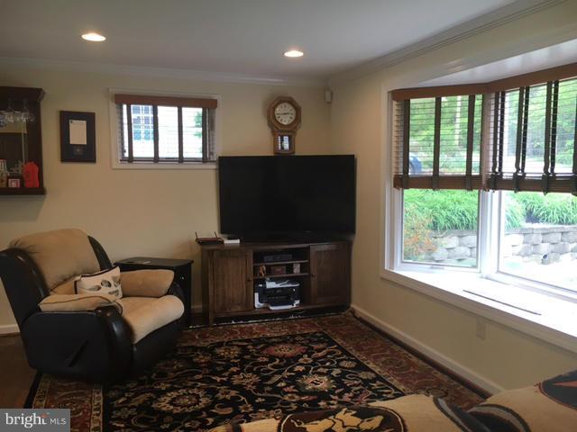 303 Hampton Road Linthicum Heights, MD 21090 - Photo 8 of 30 Living Room