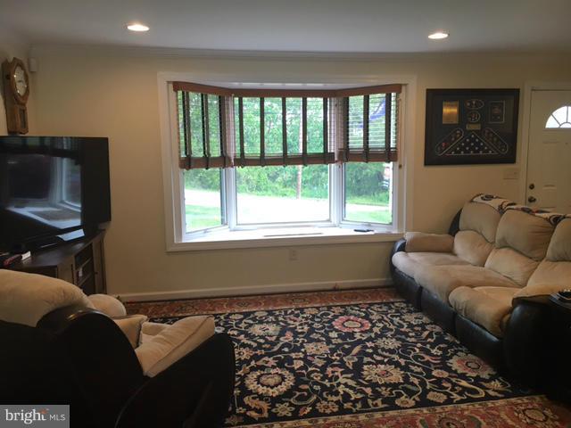 303 Hampton Road Linthicum Heights, MD 21090 - Photo 10 of 30 Living Room