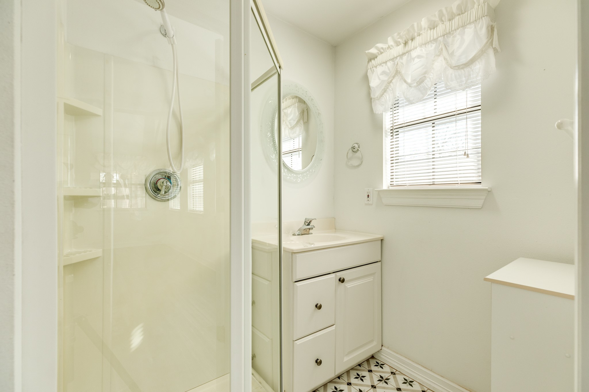 349 Pecan Estates Road, Unit C616R Angleton, TX 77515 - Photo 27 of 43 Downstairs primary bathroom.