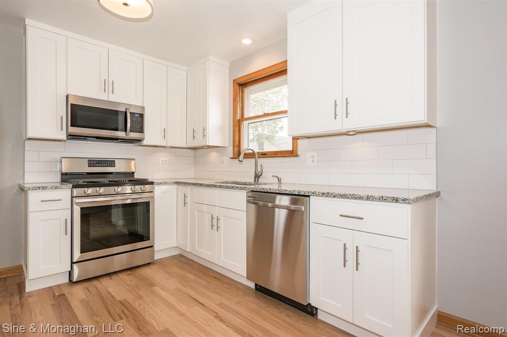 2032 Oxford Road Grosse Pointe Woods, MI 48236 - Photo 10 of 19