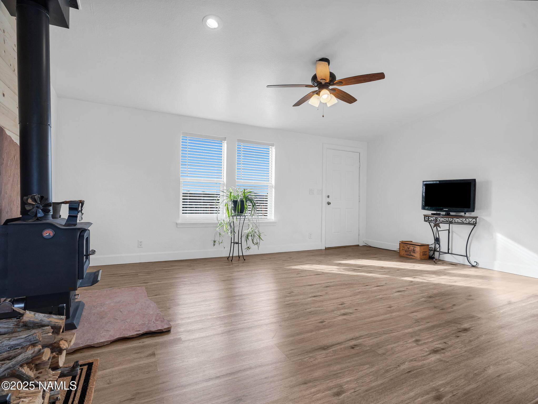 2705 West Honeysuckle Road Williams, AZ 86046 - Photo 4 of 37 Living Room